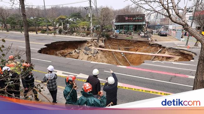 South Korea Sinkhole Swallows Motorcyclist