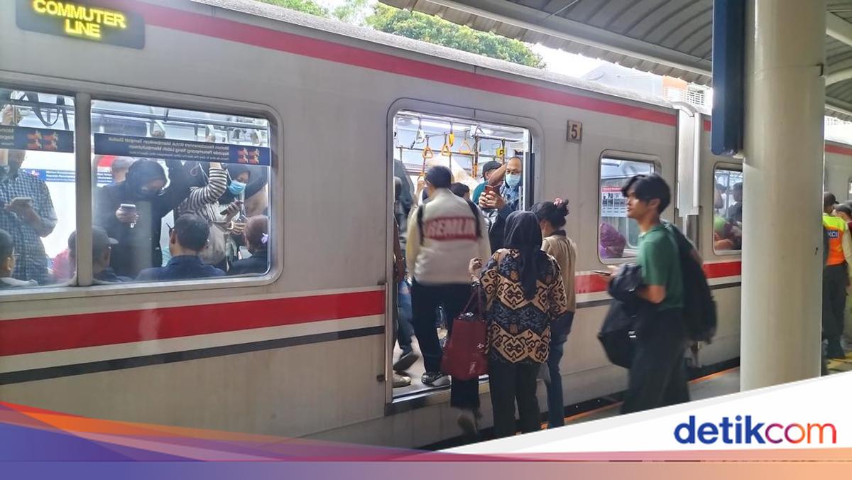 Jakarta Commuter Train Skips Sudirman Stop; Driver Faces Review