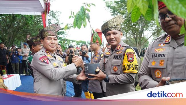 Tradisi 'Unik' Polda Riau Beri Kado Pohon untuk Anggota yang Ultah