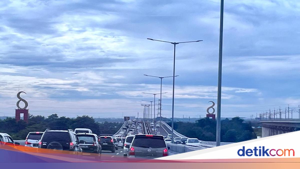 Puncak Mudik, Lalin Tol MBZ Arah Cikampek Padat Pagi Ini