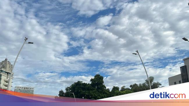 Penampakan Langit Biru Jakarta Saat Ditinggal Mudik