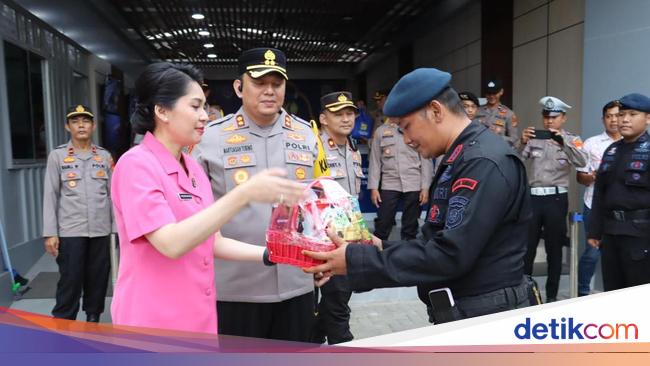 Cek Pos Mudik, Kapolres Priok Beri Bingkisan ke Anggota yang Bertugas