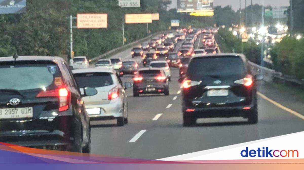 Mobil Pecah Ban Massal di Tol Jagorawi, Jasa Marga Siap Ganti Rugi