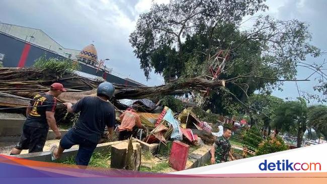 Trew Trees Timpa Jemaah Salat ID: Ministry Searches for 3 Victims