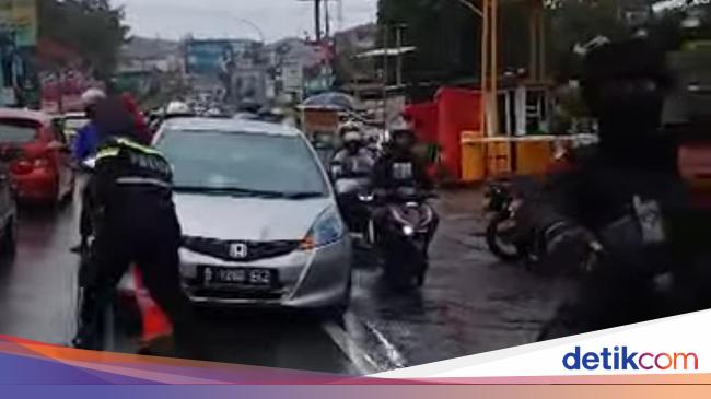 在警察的陪同下,母亲被一种方式被困在旁卡·博戈·鲍尔·塞隆(Puncak Bogor Bogor Selong)到医院 在警察的陪同下,母亲被一种方式被困在旁卡·博戈·鲍尔·塞隆(Puncak Bogor Bogor Selong)到医院