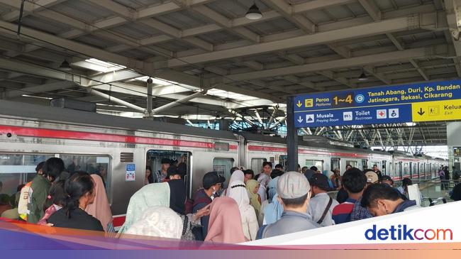 Yang Berbeda di KRL Saat Libur Lebaran