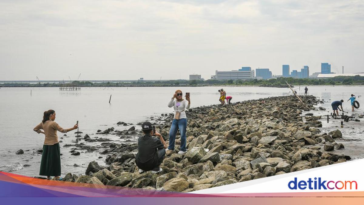 Menikmati Libur Lebaran di Pantai Marunda Jakarta