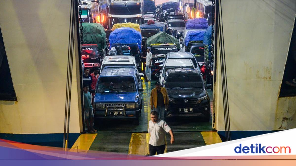 Cuaca Buruk Bikin Antrean Panjang Kendaraan di Pelabuhan Merak