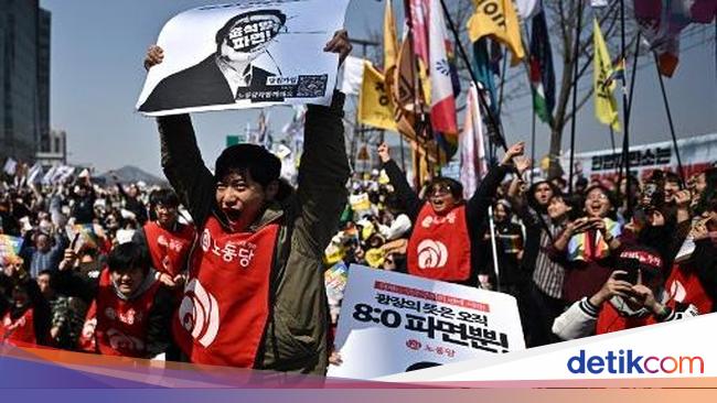 Pendemo Bersorak Usai Presiden Korsel Resmi Dimakzulkan, Pendukung Nangis