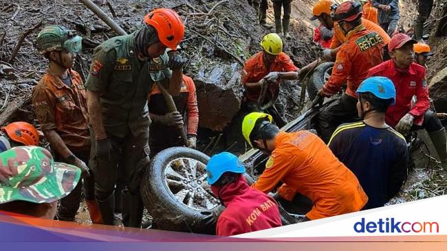 Evacuating 10 Fatalities in Pacet-Cangar Mojokerto