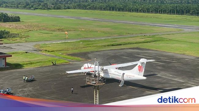 Penampakan Wings Air Mendarat di Bandar Udara Cut Nyak Dhien