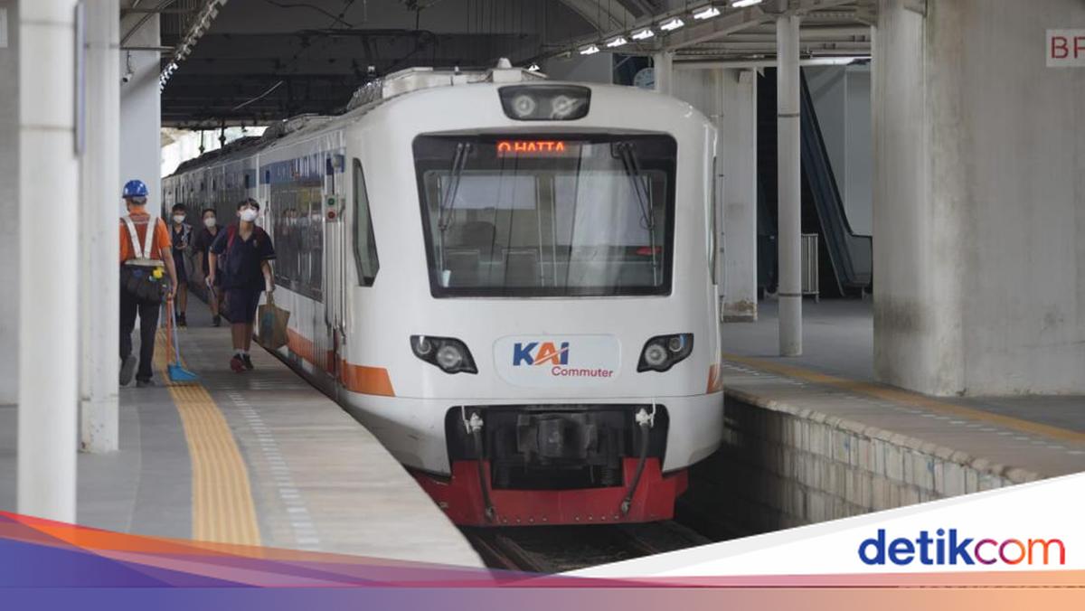 Daftar Perjalanan KRL Dibatalkan Imbas Kereta Tertemper Mobil di Stasiun Poris