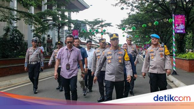 Polisi Patroli Jalan Kaki di TMII Pastikan Keamanan Selama Libur Lebaran