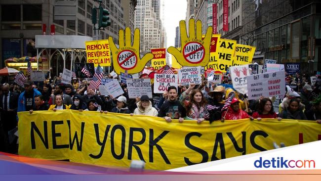 Ramai-ramai Warga AS Turun ke Jalan Protes Kebijakan Donald Trump