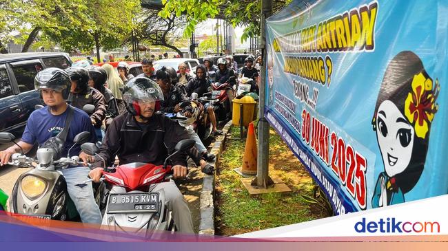 Ada Pemutihan Pajak, Warga Padati Samsat Kota Bekasi