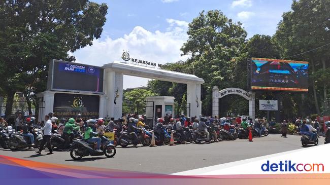 Warga Antre Panjang Bayar Pajak di Samsat Bogor, Ada yang Nginap dari Semalam