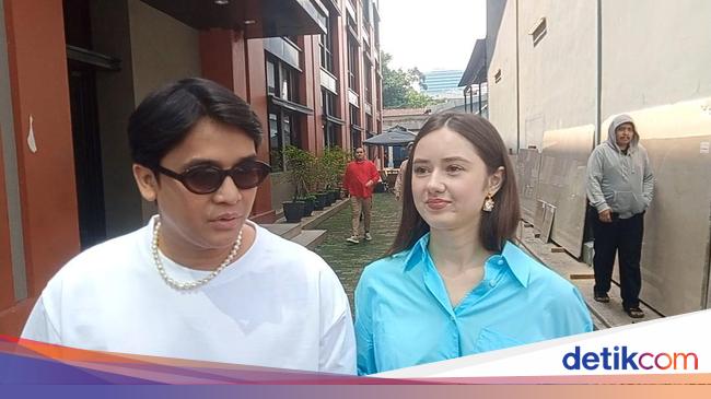 Diajak Vika Kolesnaya ke Belarusia, Billy Syahputra Bawa Sambal