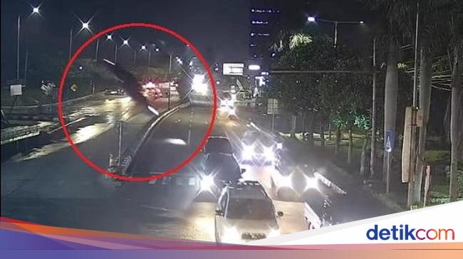 Penampakan Ujung Tol Gresik Lokasi Sedan BMW Terjun Bebas