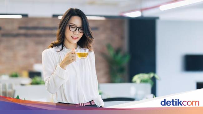 Iri Hati, Wanita Ini Racuni Teh Rekan Kerjanya selama Berbulan-bulan