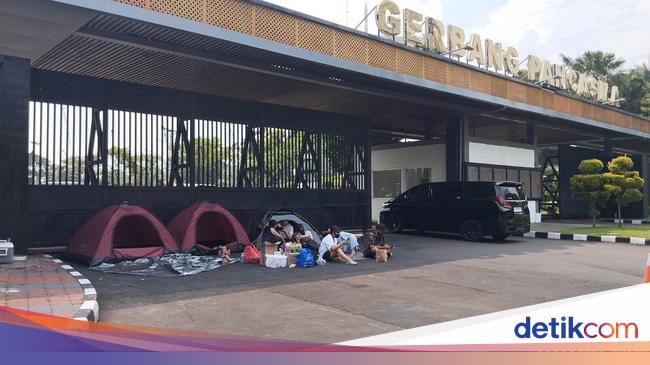 Penolakan UU TNI Terus Bergulir Lewat Tenda di Gerbang DPR