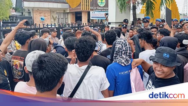 Warga Hingga Pelaku Wisata Demo di Balai TNGR, Tuntut Tambah Kuota Pendaki