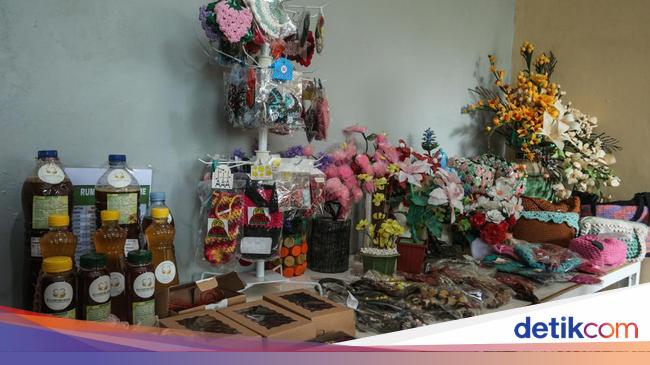 Ibu-ibu 'Sulap' Sampah Jadi Rupiah, Begini Caranya