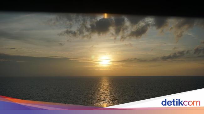 Pemandangan Sunset Cantik dari Atas Kapal Pesiar, Tak Ada Duanya