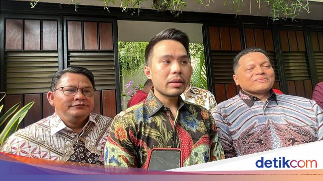 Pengacara Serahkan Ijazah Jokowi ke Bareskrim untuk Diuji Labfor