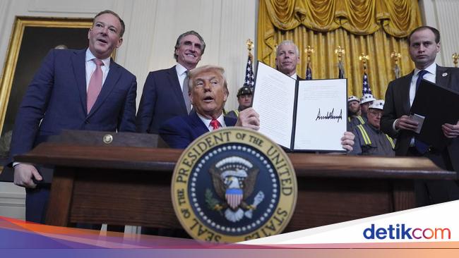 Trump Teken Aturan Genjot Produksi Batu Bara