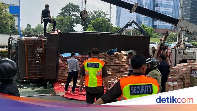 Truk Celaka 2 Kali Bikin Macet Ampun-ampunan dari Cawang ke Semanggi