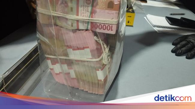 Penampakan Tumpukan Duit Palsu Rp 2,3 M Produksi 'Pabrik' di Bogor