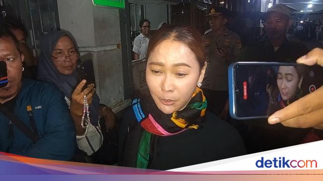 Duka Para Public Figure Beri Penghormatan Terakhir Untuk Titiek Puspa