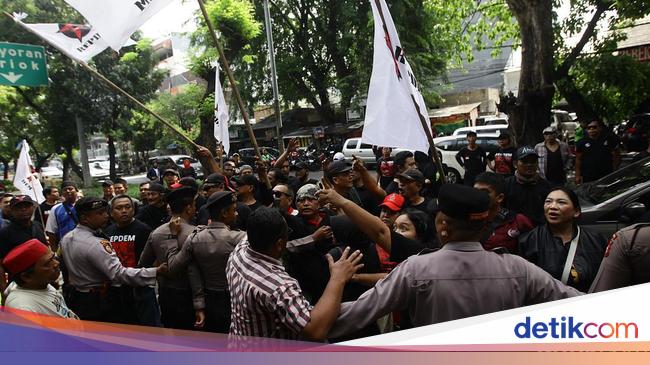 Ricuh! Massa Pro dan Kontra Hasto Bentrok di Pengadilan Tipikor Jakarta