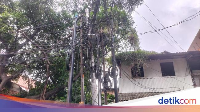 Semrawutnya Kabel di Kuningan hingga Ditakutkan Bikin Warga Celaka