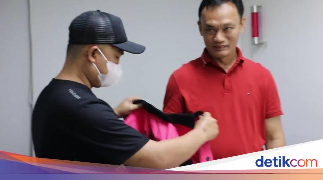Penampakan Hakim Tersangka Suap Rp 60 M Pakai Kaus Saat Ditangkap Kejagung