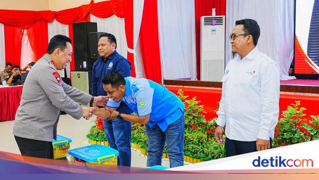 Kapolri Silaturahmi Kamtibmas di Riau, Bagikan 1.000 Paket Bansos untuk Masyarakat