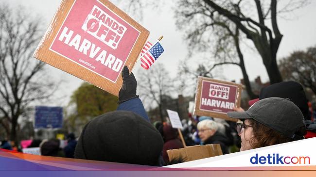 Tak Terima Perintahnya Ditolak, Trump Kasih Ancaman Baru ke Harvard