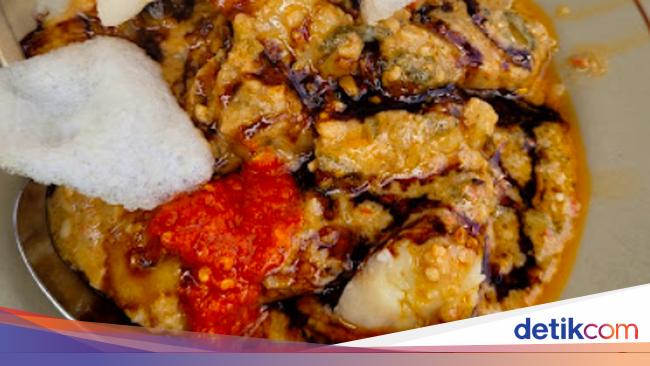 Mang Ade Tawarkan Kupat Tahu Singaparna di Bandung Sejak 1994