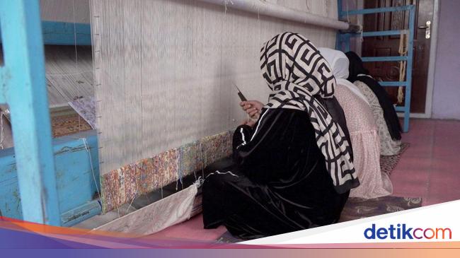 Dilarang Taliban Bersekolah, Gadis-gadis Afghanistan Jadi Penenun Karpet