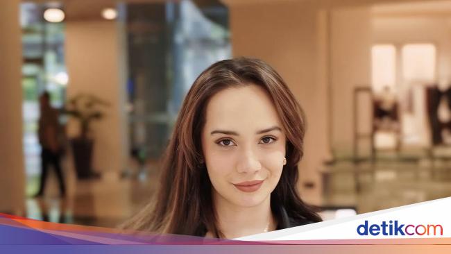 10 Potret Seru Puteri Anne Makan bareng Keluarga dan Teman