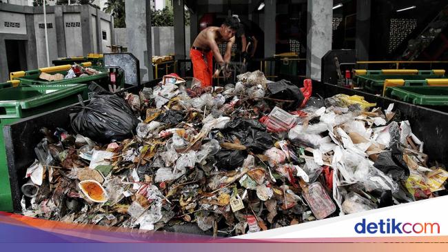 Beroperasi, Yuk Tengok Kesibukan Pengolahan Sampah di TPS 3R Sunter Jaya