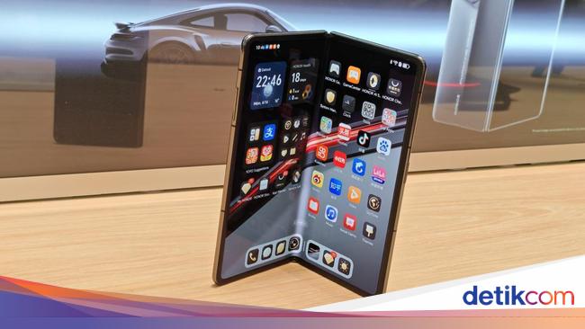 Mengenggam Ponsel Lipat Mewah Honor yang Gak Masuk Pasar Indonesia