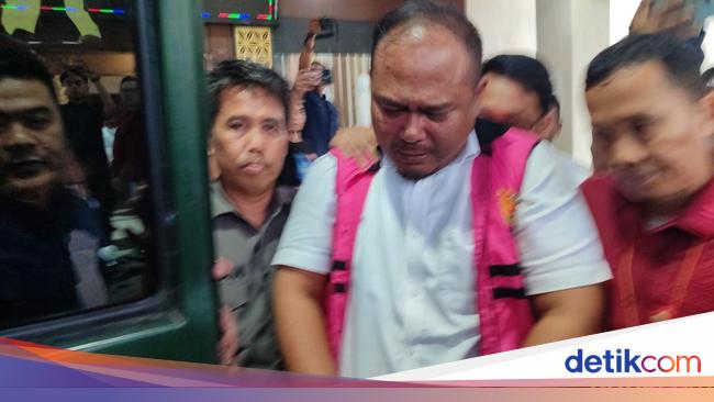 Kabid DLH Tangsel Tersangka Korupsi Kelola Sampah, Menangis saat Ditahan