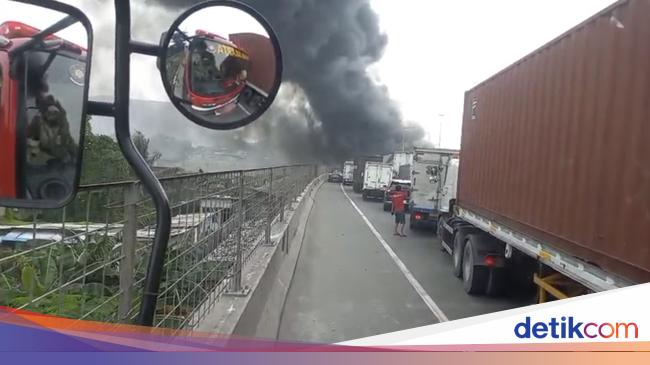 4 Fakta Sampah di Kolong Tol Dekat JIS Dilalap Api hingga Ganggu Lalin