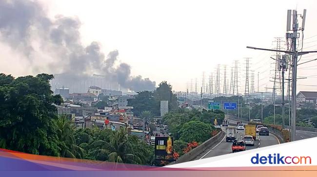 Kebakaran Terjadi di Kolong Tol Wiyoto Wiyono, Operator Buka Suara