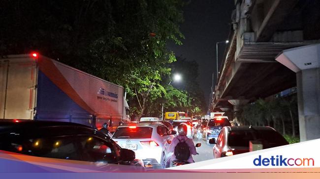 Penampakan Macet Horor Arah Priok Semalam Mengular ke Mana-mana