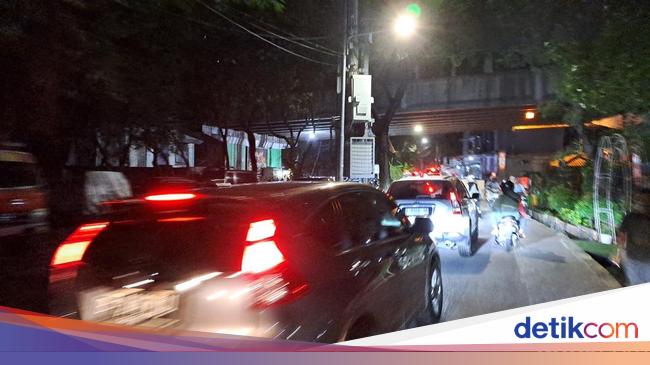 Macet Parah Jalan Yos Sudarso ke Pelabuhan Priok, Warga Pilih Jalur Alternatif