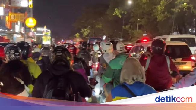 Cerita Warga Kelapa Gading Kejebak Macet Imbas Bongkar Muat Pelabuhan Priok