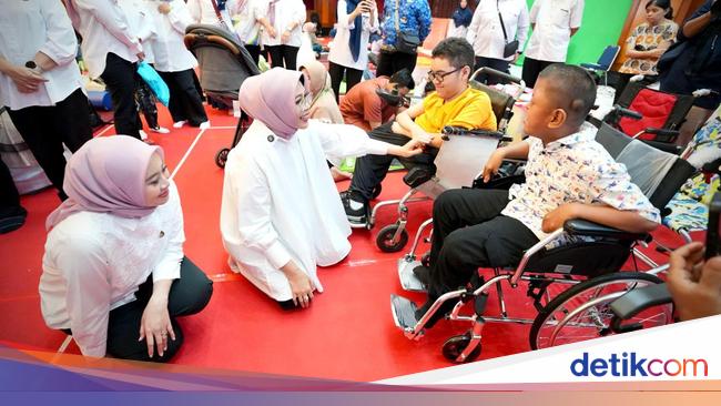 Fatma Gus Ipul Beri Bantuan untuk Anak-Anak Penyandang Penyakit Langka