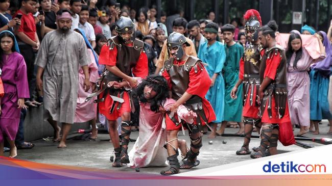 Melihat Visualisasi Jalan Salib di Gereja Salib Suci Cilincing